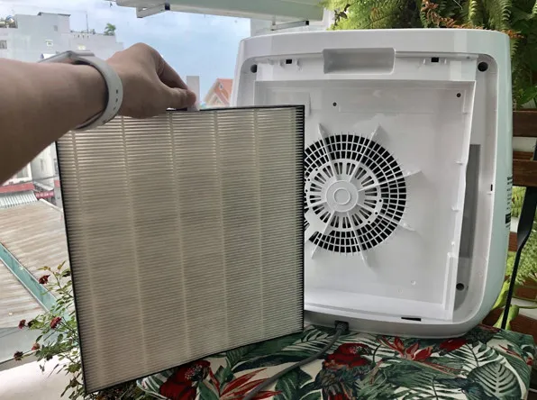 Lắp ráp các bộ phận của máy lọc không khí Sharp trở lại sau khi vệ sinh sạch sẽ
