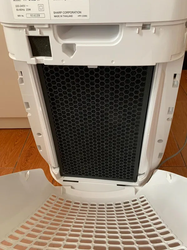 Tắt nguồn và rút phích cắm máy lọc không khí Sharp trước khi tiến hành vệ sinh