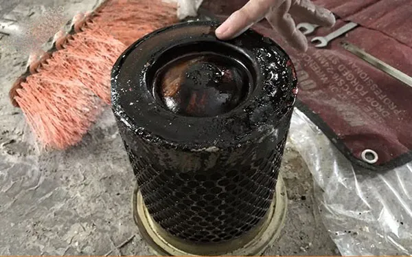 Lọc dầu bị tắc nghẽn do cặn bẩn làm giảm hiệu suất máy nén khí trục vít