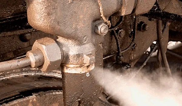 Máy nén khí trục vít có thể bị rò rỉ dầu hoặc khí nén tại các khớp nối