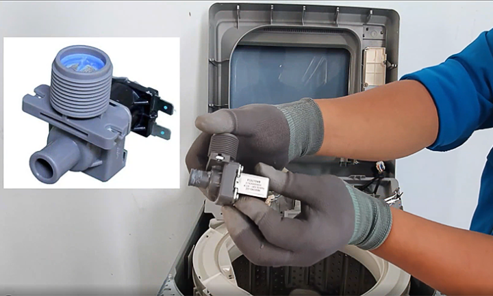 Tháo van cấp nước cũ của máy giặt Panasonic