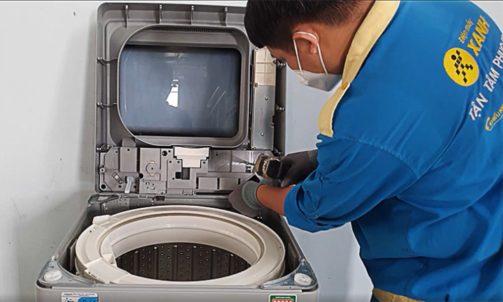 Lắp van cấp nước mới vào máy giặt Panasonic theo đúng ngàm