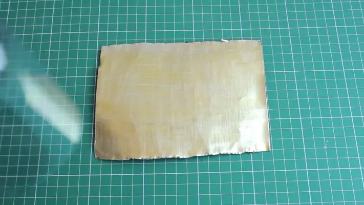 Cắt vỏ lon nước ngọt thành hình chữ nhật để tạo cánh quạt máy hút bụi tự chế