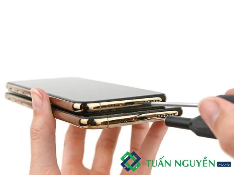 Cách mở máy iPhone XS Max bằng việc tháo hai ốc pentalobe