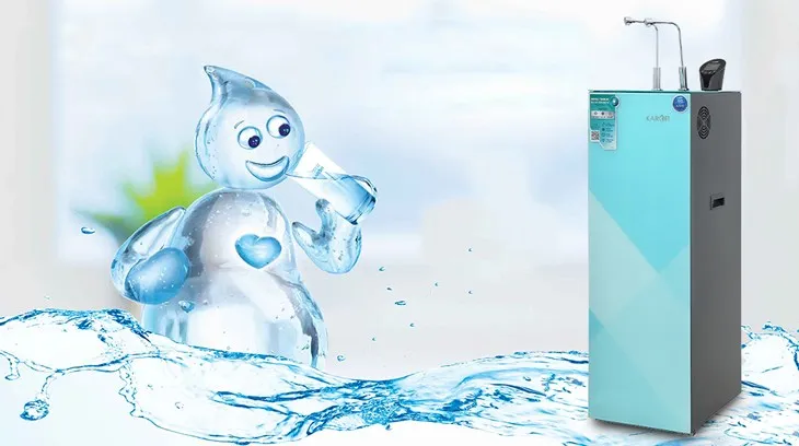 Quá trình thay lõi lọc của một máy lọc nước, tượng trưng cho việc bảo trì định kỳ các thiết bị điện tử