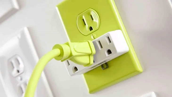 Ổ điện và phích cắm cho một máy lọc nước, nhấn mạnh việc sử dụng nguồn điện ổn định