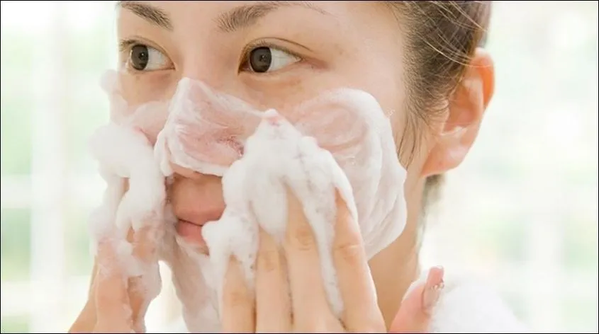 Làm sạch da mặt kỹ lưỡng bằng sữa rửa mặt là bước đầu tiên quan trọng khi sử dụng máy xông mặt đúng cách