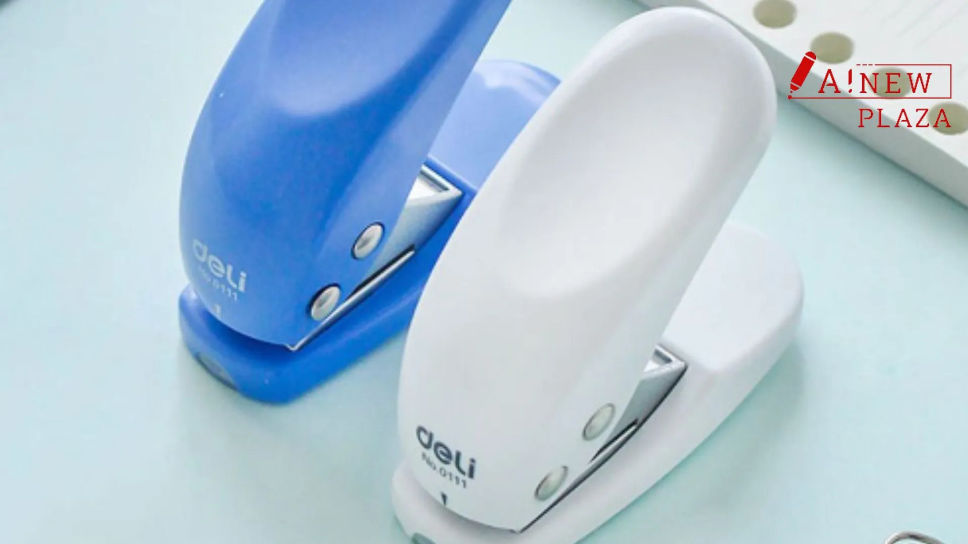 Hình ảnh một chiếc máy bấm lỗ mini màu hồng, có móc treo