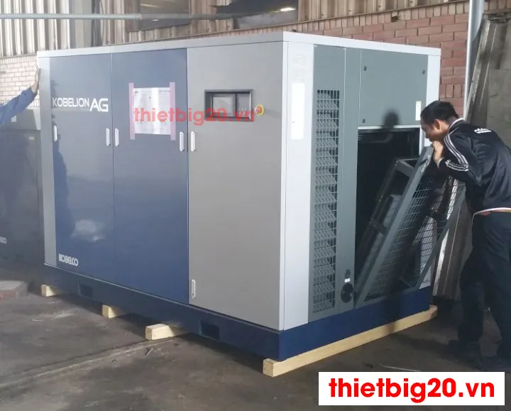 Kỹ thuật viên đang lắp đặt máy nén khí trục vít Kobelco, quy trình bảo dưỡng định kỳ bao gồm thay thế dầu máy nén khí trục vít Kobelco.