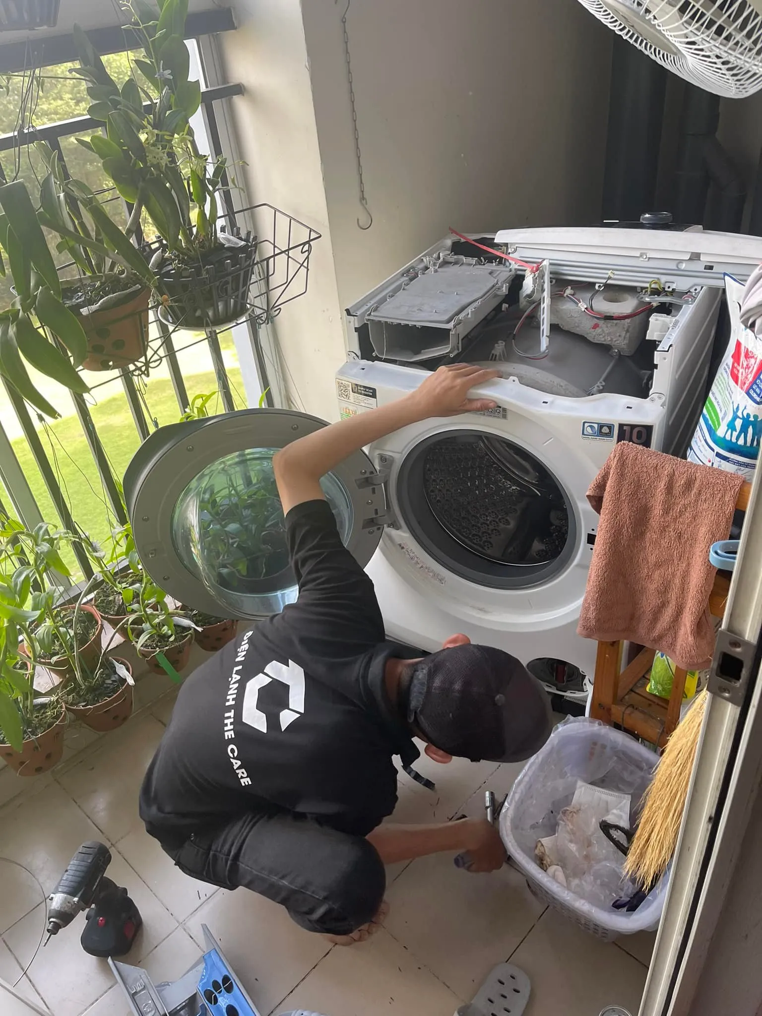 Chuyên gia kiểm tra và sửa chữa máy giặt xả nước liên tục, đảm bảo hiệu suất hoạt động tối ưu.