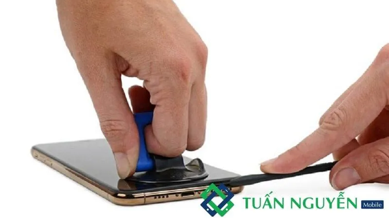 Dụng cụ chuyên dụng hỗ trợ cách mở máy iPhone XS Max tách màn hình
