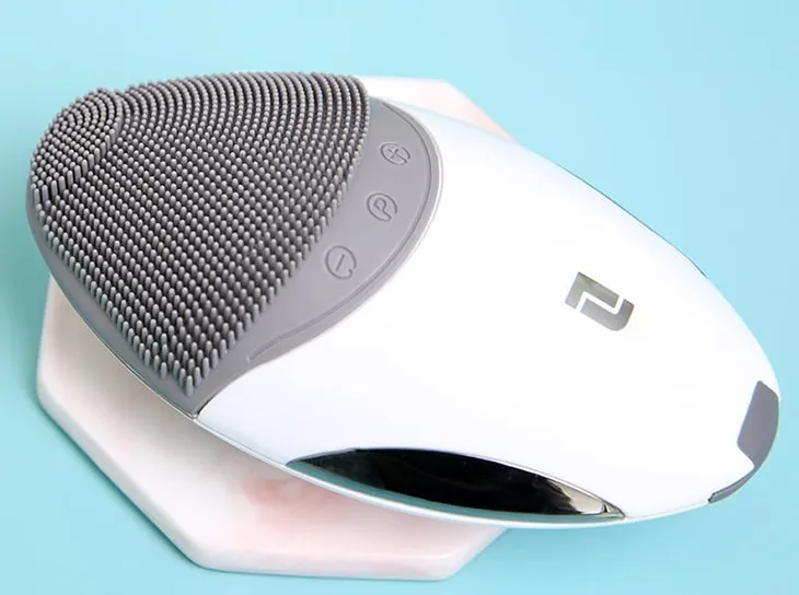 Máy rửa mặt và nâng cơ mặt Lifetrons CMD-100 với đầu gai silicone giúp làm sạch da