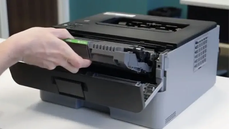 Mở nắp máy sau đó tháo hộp mực in ra