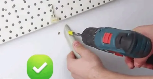 Dùng ngón tay cao su bọc vào đầu không được cắt của ống nước