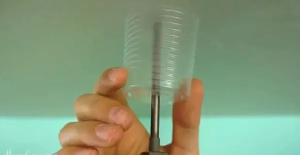 Sử dụng cốc nhựa/giấy để khoan tường không bị bụi