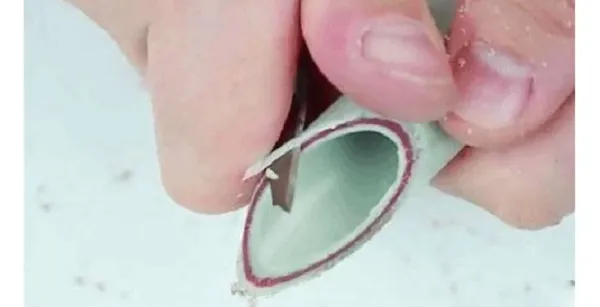 Hạn chế bụi khoan tường bằng mẹo dùng găng tay cao su và ống nước bằng nhựa