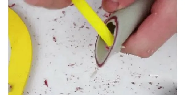 Khoan lỗ ở đầu ống nhựa