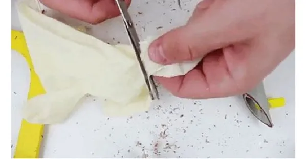 Đưa ống hút xuyên qua lỗ tròn