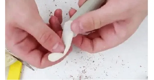 Cắt 1 phần ngón tay trên găng tay cao su