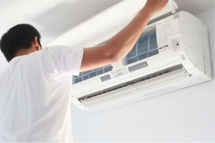 Dùng tay để tháo 2 khớp nối bên hông của mặt nạ máy lạnh 