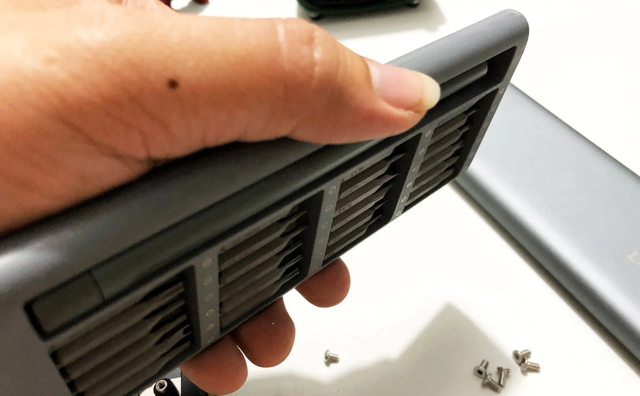 Khay đựng đầu vít không rơi khi lật úp, minh chứng độ bền bộ tua vít đa năng xiaomi mijia wiha