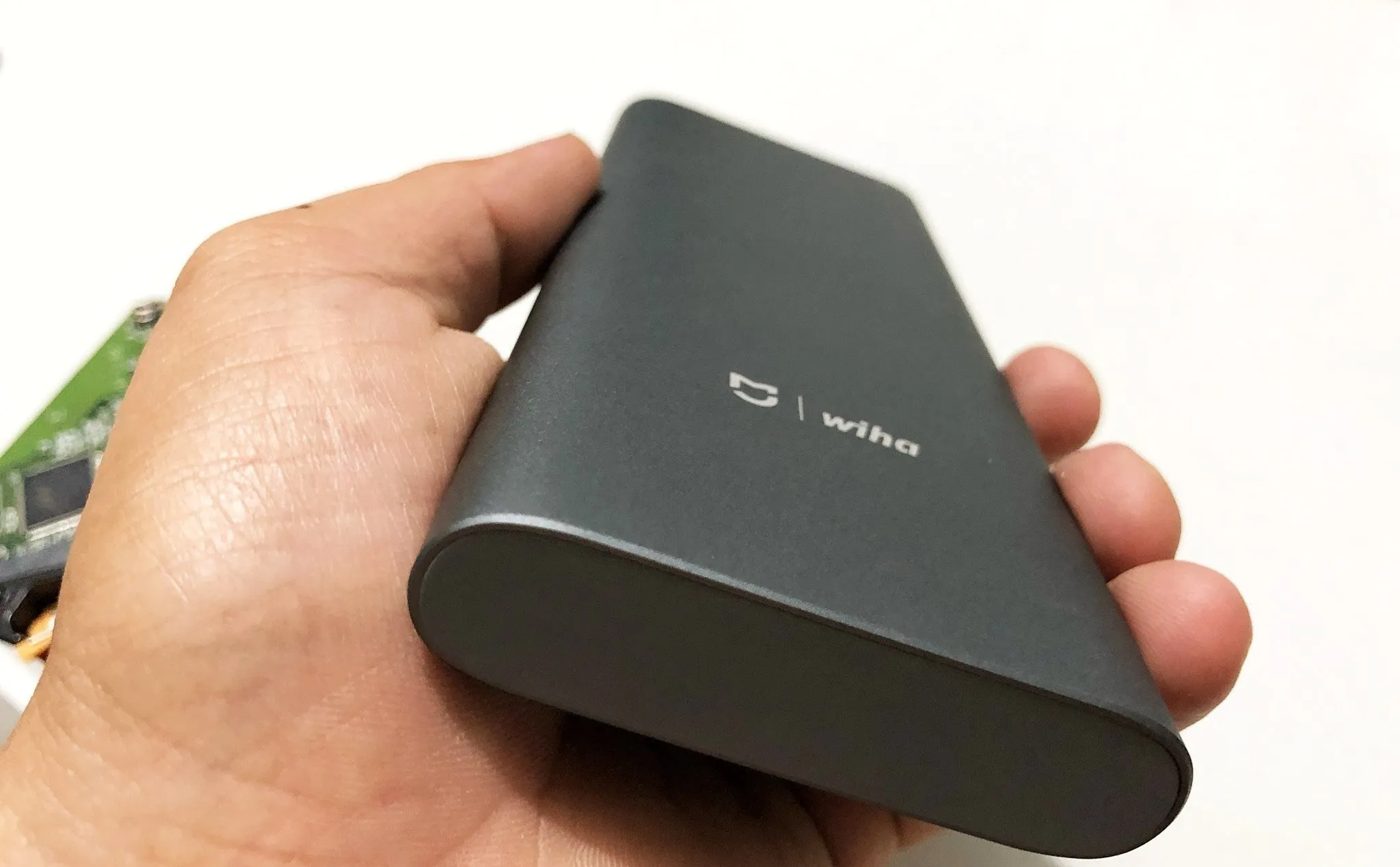 So sánh kích thước bộ tua vít đa năng xiaomi mijia wiha với pin dự phòng