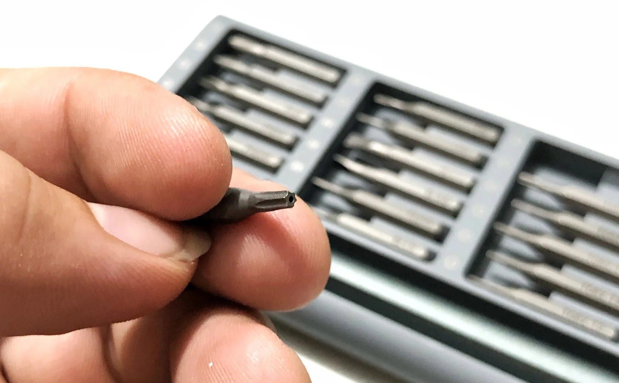 Độ bền của đầu vít bộ tua vít đa năng xiaomi mijia wiha khi vặn ốc cứng