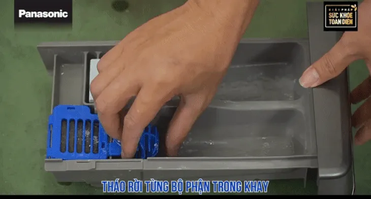 Tháo rời từng bộ phận có trong ngăn chứa