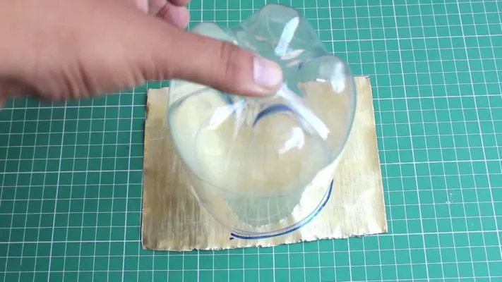 Vẽ hình tròn trên tấm kim loại để làm cánh quạt cho máy hút bụi tự chế