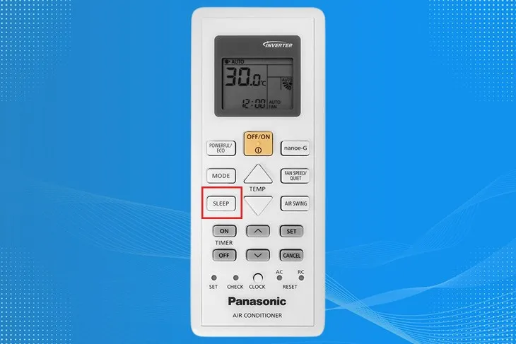 Thao tác nhấn nút SLEEP trên remote máy lạnh Panasonic để kích hoạt chế độ ngủ thông minh, mang lại giấc ngủ sâu