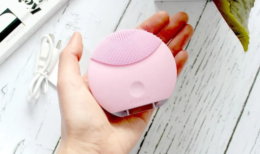 Minh họa cấm sử dụng cồn hoặc chất tẩy rửa mạnh để vệ sinh máy Foreo Luna mini 2, một lưu ý quan trọng trong hướng dẫn sử dụng và bảo quản máy foreo luna mini 2