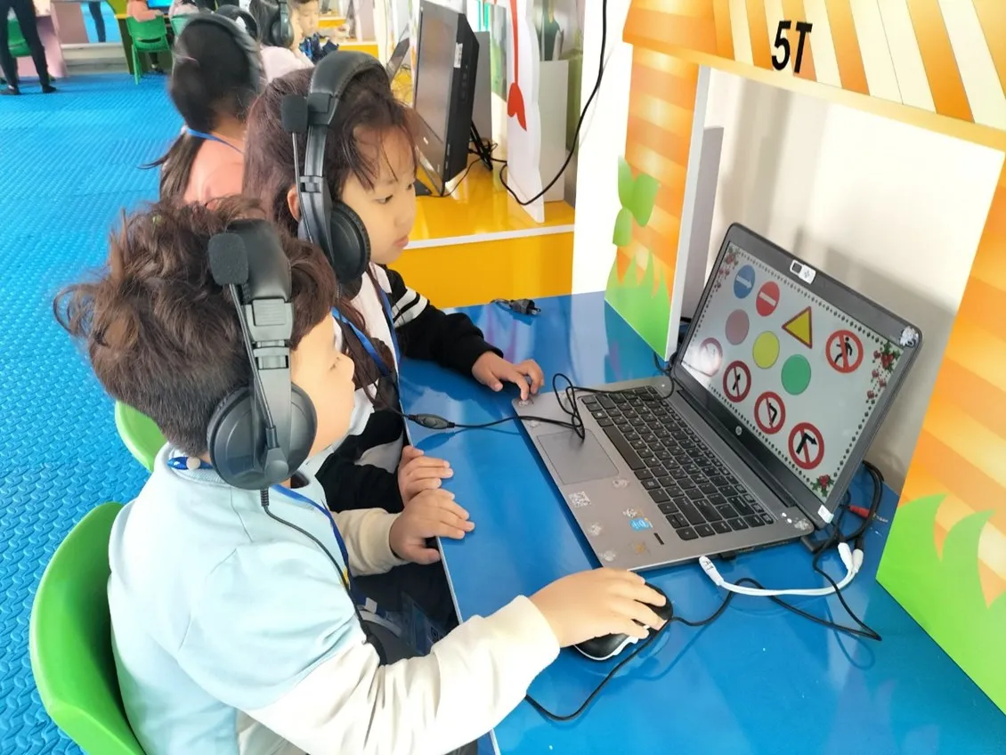 Một cậu bé đang sử dụng chuột máy tính trên laptop, thể hiện sự cần thiết của kỹ năng cơ bản này cho trẻ em trong kỷ nguyên số.