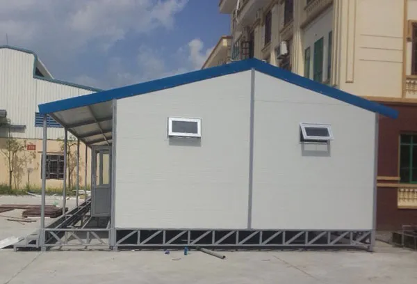 Công nhân đang thi công lắp đặt các module nhà lắp ghép tại công trường, đảm bảo sự chính xác trong từng liên kết