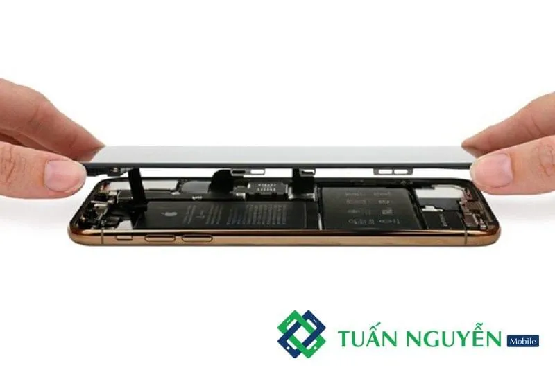 Tháo thanh nẹp bảo vệ socket quan trọng trong quy trình cách mở máy iPhone XS Max