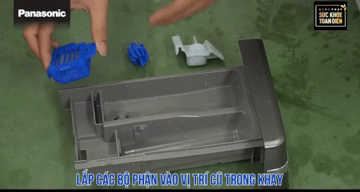 Lắp các bộ phận đã tháo rời trước đó vào đúng vị trí cũ trong ngăn chứa