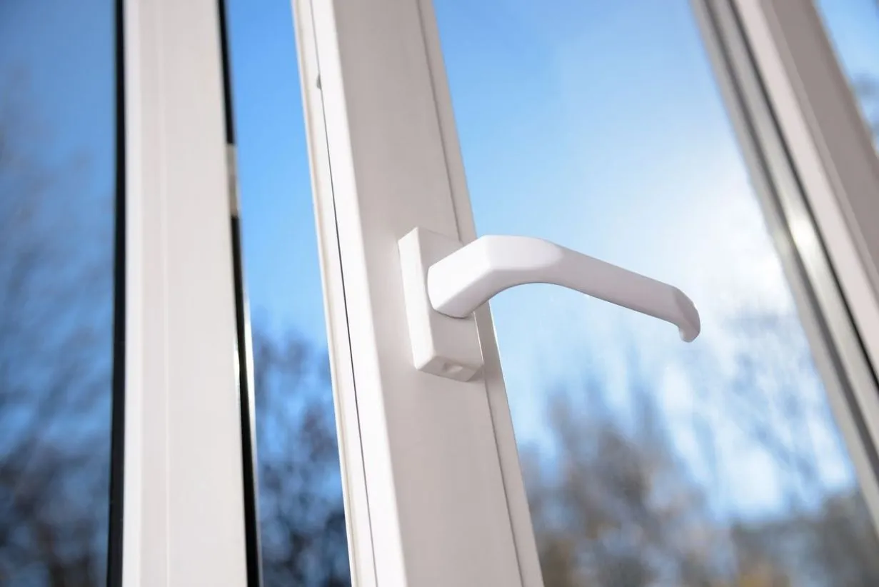 Hệ thống phụ kiện và linh kiện điện tử ảnh hưởng đến định mức lắp đặt cửa tự động.