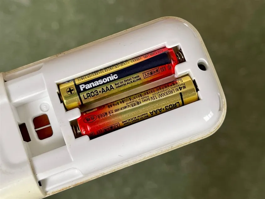 Thay pin mới cho remote máy lạnh khi pin yếu không hoạt động