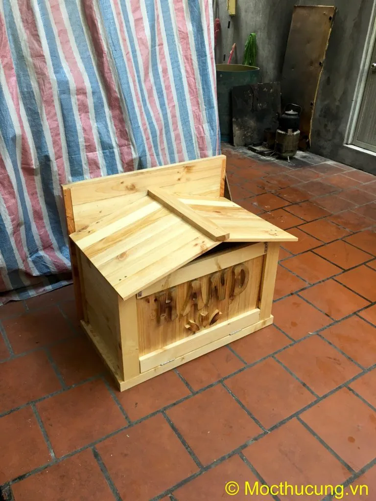 Chó nằm trong nhà gỗ tự lắp ghép màu kem có cửa mở