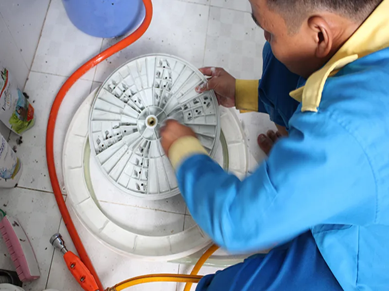 Vệ sinh mâm giặt sau khi tháo