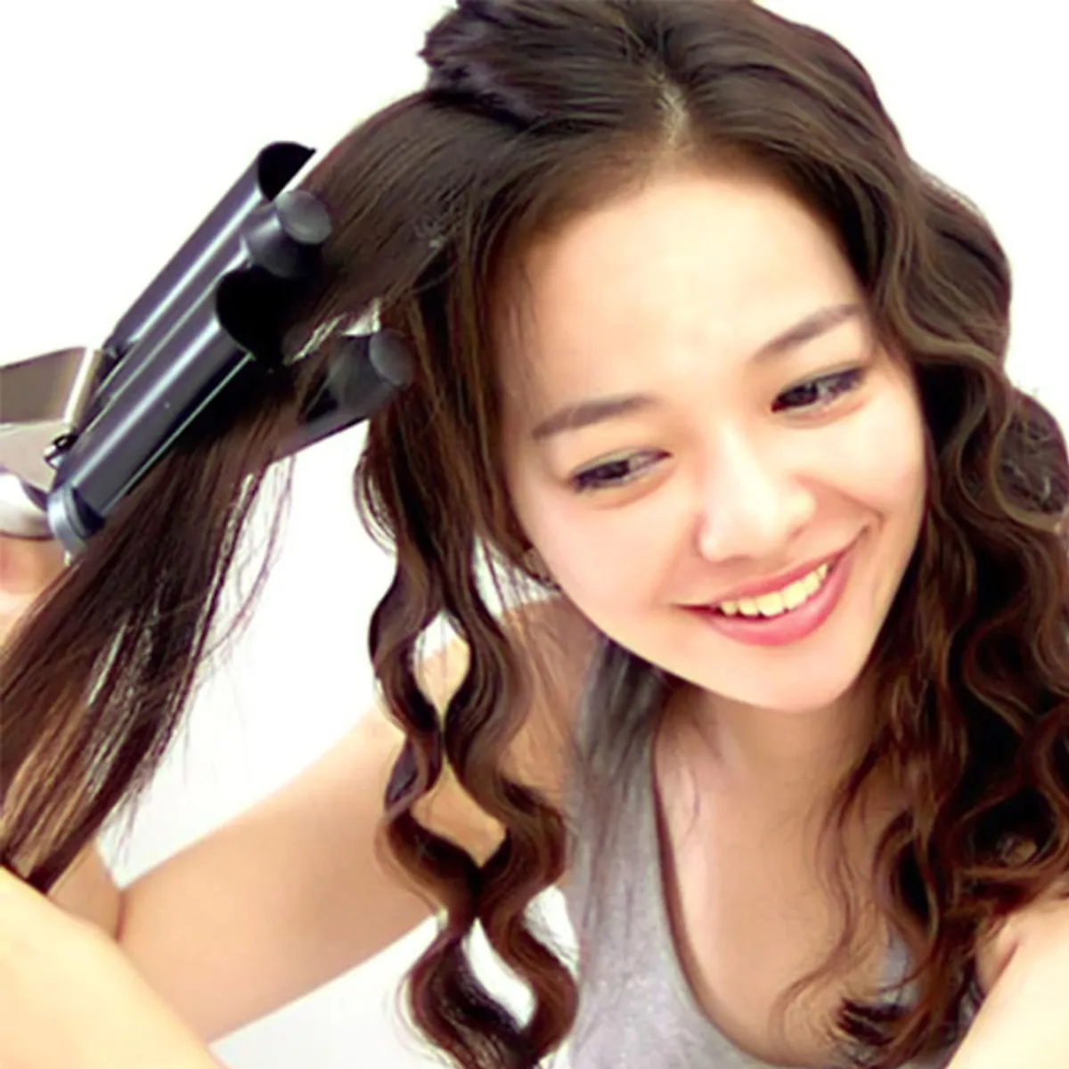 Mái tóc dài được uốn xoăn bồng bềnh nhờ kỹ thuật sử dụng máy bấm tóc