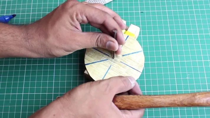 Tạo lỗ trung tâm trên cánh quạt kim loại cho động cơ máy hút bụi tự chế