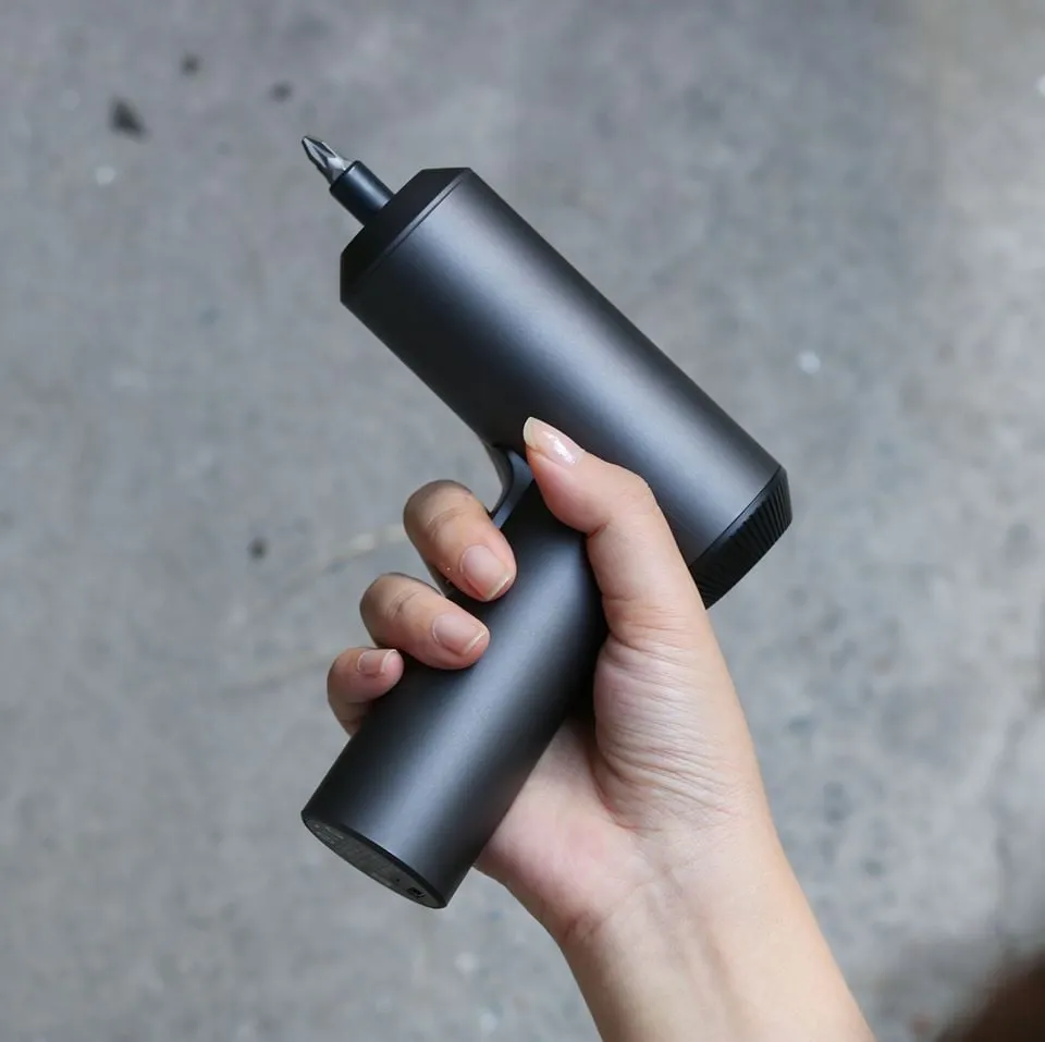 Máy bắn vít Xiaomi Mijia đang sạc qua cổng USB Type-C