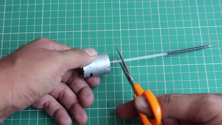 Gắn ruột bút bi vào đầu mô tơ DC cho máy hút bụi tự chế