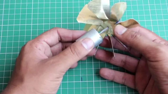 Cố định cánh quạt vào động cơ của máy hút bụi tự chế