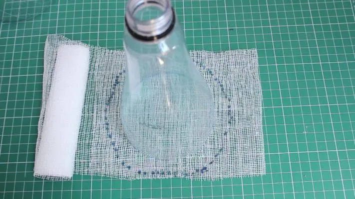 Vẽ và cắt vải xô làm màng lọc bụi cho máy hút bụi tự chế