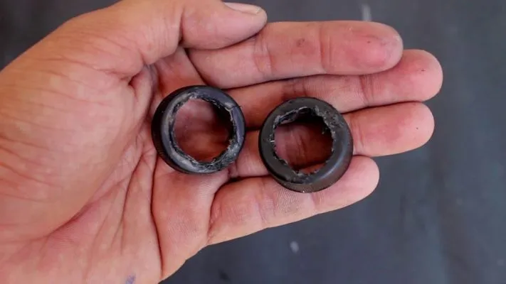 Khoét lỗ trên nắp chai để gắn ống hút cho máy hút bụi tự chế