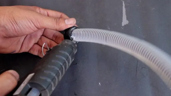 Gắn đầu ống hút và nắp chai vào ống nhựa để hoàn thiện máy hút bụi tự chế