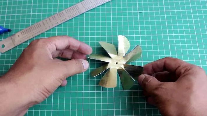 Uốn các lá cánh quạt từ vỏ lon cho máy hút bụi tự chế