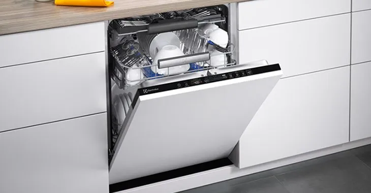 Đóng cửa và chọn chương trình rửa phù hợp trên máy rửa chén Electrolux