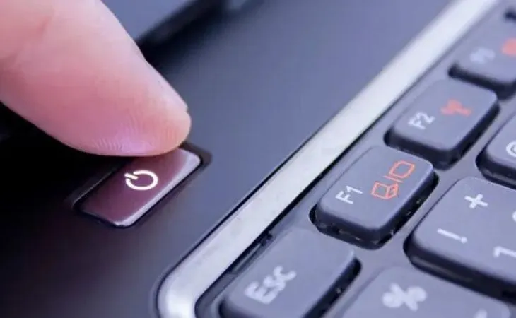 Thực hiện tắt và khởi động lại hoàn toàn khi màn hình máy tính bàn không lên